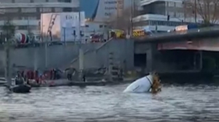  Betonqarışdıran avtomobil çaya aşdı 