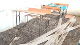 Şəkidə sinfin tavanı qoparaq şagirdlərin üzərinə düşdü   - VİDEO