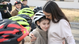 Leyla və Alena Əliyevalar Gəncədə uşaqlara velosiped hədiyyə etdilər - FOTO