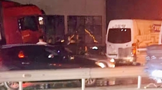 Bakı-Quba yolunda toqquşan yük maşınları zəncirvari qəza törətdi; 8 avtomobil…   - VİDEO