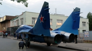 В Ереване российский истребитель врезался в железный столб, а затем в ограждение 