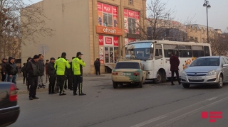 Gəncədə minik maşını sərnişin avtobusu ilə toqquşdu: xəsarət alanlar var   - FOTO
