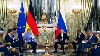 Putinlə görüş zamanı Merkelə zəng gəldi  - VİDEO