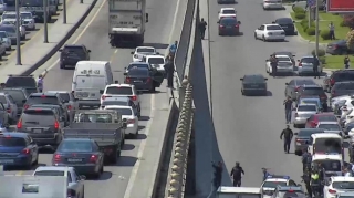 Bakıda intihara cəhd - körpüdən tullanmaq istəyən şəxsə görə yolda tıxac yaranıb  - FOTO