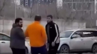 Qadın avtomobili səkidə ər-arvadın üzərinə sürüb, kişini döydürdü - VİDEO 