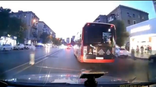 Sürücülərin diqqət etmədiyi təhlükə: Avtobusla piyadaların arasında qalmaq – VİDEO  