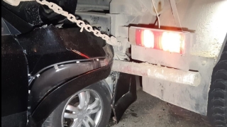 Qaxda avtomobil yük maşınına çırpıldı, sürücü xəsarət aldı