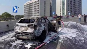 Hərəkətdə olan “Nissan” yandı: qadın sürücü canını son anda qurtardı - VİDEO
