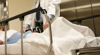 Qaxda toy zamanı yıxılan gənc xəstəxanada vəfat edib 