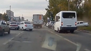 Sürət həddini aşan sürücü zəncirvari qəzaya səbəb oldu    - VİDEO