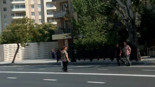 Bakıda yeni asfalt qatı çəkilən yolda PROBLEMLƏR  - VİDEO