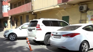 В Хырдалане дорогу общего пользования превратили в частную парковку - ВИДЕО