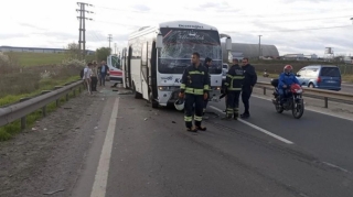 Türkiyədə hərbçiləri daşıyan avtobus qəzaya uğrayıb, 16 nəfər yaralanıb 
