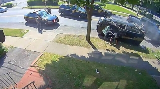 Автомобиль с преступниками, уходя от полиции, перевернулся и попал на видео в США  - ВИДЕО
