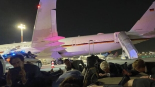 Şolts və heyəti təyyarədən çıxıb yerə uzanmalı oldular - VİDEO 