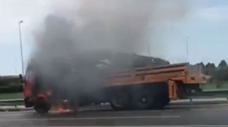 Bakıda yük maşını yanıb - VİDEO 