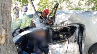 "Mercedes" ağaca çırpıldı - Sürücü öldü - FOTO