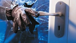 Sabirabadda evdən 9 min manat və 7 min dollar oğurlandı 