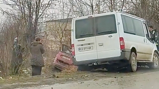 Yük maşınına çırpılan “Chevrolet” dərəyə düşdü    - VİDEO