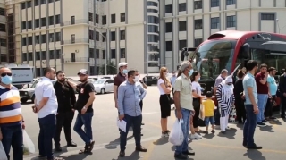 Dayanacaqlarda, kassalarda, bankomatlarda növbədə dayanarkən  maska taxmaq tələbi ləğv edilir