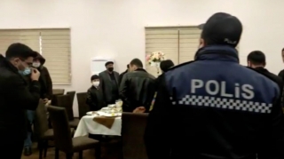 Bakıda toy sahibi və 60 qonağı saxlanıldı - Hamısı polisə aparılıb   - FOTO - VİDEO