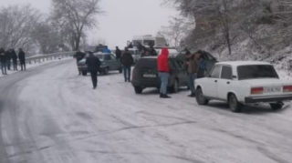 Qəbələdə qar yağıb, yollar buz bağlayıb - FOTO 