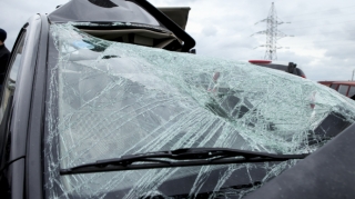 Salyanda avtomobil betona çırpılıb, sürücü ölüb 