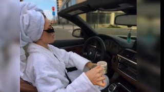 Bloger hamam xalatında sükan arxasına keçib yola çıxdı - VİDEO 