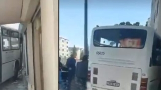Bakıda avtobus binaya çırpılıb - VİDEO 
