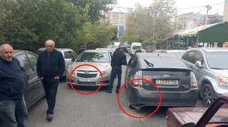 Bakıda “Prius”u vurub qaçıdılar:  sürücü axtarılır  - FOTO