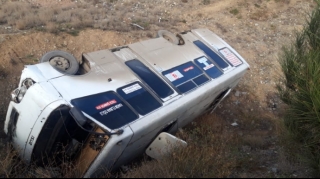 Gəncədə sərnişin avtobusu qəzaya uğradı; polislər köməyə getdi - YENİLƏNİB - FOTO 