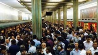 Metroda qatardakı nasazlığa görə sərnişinlər düşürülüb 