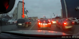 Sürücü avtomobilin qarşısına çıxıb təhlükə yaratdı, sonra "protiv" getdi  - VİDEO
