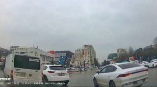 Orta zolaqdan geriyə dönən qadın sürücü az qala qəza törədəcəkdi   - VİDEO