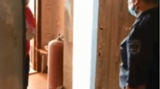 Bakıda polis övladının qidasını xəstə uşaq üçün gətirdi  - VİDEO