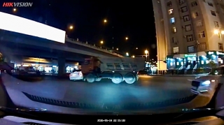 Bakıda “KamAZ”la toqquşan avtomobil aşdı    - ANBAAN VİDEO