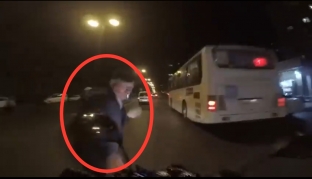 Yasamalda yola qaçan piyadanın dəhşətli vurulma anı  - VİDEO