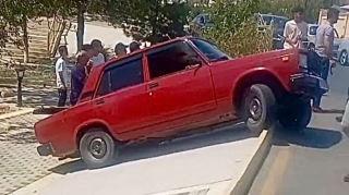 “Prado” ilə toqquşan “07” səkiyə çıxdı  - VİDEO