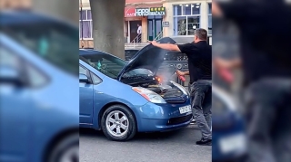 “Prius” yolun ortasında qəfil alışmağa başladı  - VİDEO