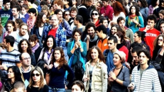 Azərbaycanda qadınlar kişilərdən çoxdur