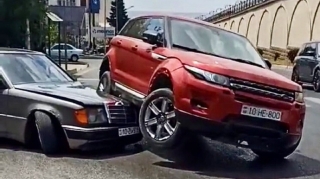 Bakıda “Lande Rover” “Mercedes”in üstünə çıxdı  - VİDEO