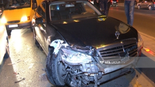 Bakıda “Mercedes” “Prius”a çırpıldı, xəsarət alan var   - FOTO