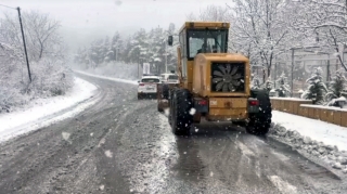 Снежная и морозная погода осложняет движение на автомагистралях Азербайджана - ВИДЕО