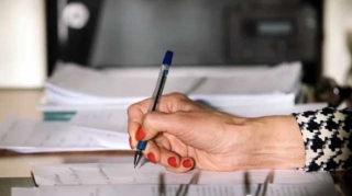 Azyaşlı qızı təhqir edən professor universitetdən qovuldu 