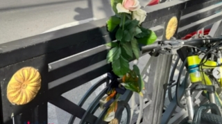 Qəzada qızını itirən ata hər gün yol kənarına çiçək düzür - FOTO 