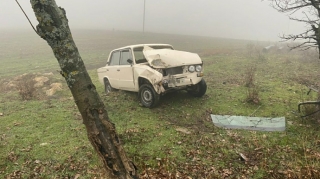Şamaxıda qaçırdıqları avtomobillə qəza törədən iki yeniyetmə saxlanılıb  - FOTO