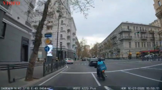 Мотокурьер дважды нарушил правила и создал аварийную ситуацию на дороге - ВИДЕО 