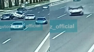 Bakıda "KİA" sürücüsü yatdı; "Mersedes"lə toqquşub aşdı - VİDEO 