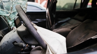 Qusarda maşın ağaca çırpıldı, xəsarət alan var 