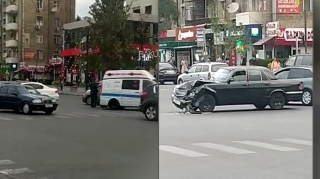Bakıda vəzifəli şəxsin avtomobili təcili yardım maşınını vurdu - VİDEO 